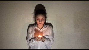 Люди мира, на минуту встаньте! Слушайте, слушайте: Гудит со всех сторон –