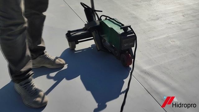 Монтаж ПВХ мембранной кровли на плоскую крышу коттеджа.