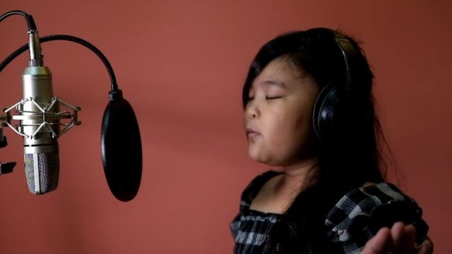 Rare by Selena Gomez - Cover by 7-year-old Lily смотреть онлайн