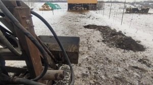 НЕЗАМЕНИМЫЙ ПОМОШНИК. ЧИСТИМ ВОЗЛЕ КОРМУШЕК У ТЕЛЯТ МИНИПОГРУЗЧИКОМ