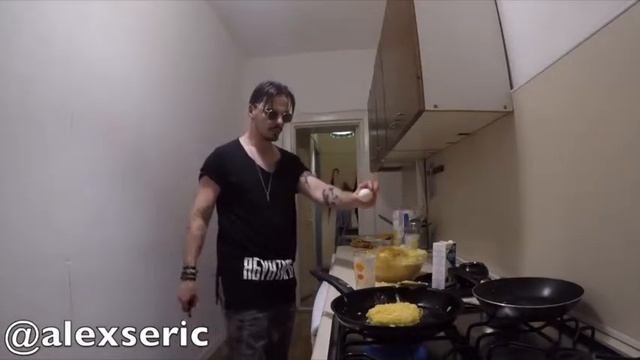 Nusret Salt bae feat Sericov! How to make a draniki! смотреть онлайн