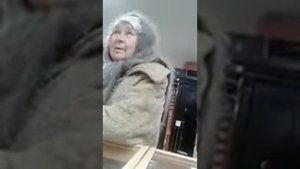 Бабка в оружейном магазине.