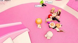 BARBİE EVİNDE BARBİE BEBEKLERİ🥰AYŞEM ECE ARI💥ARIGİLLER🐝ROBLOX BERRY AVENUE🏡RP