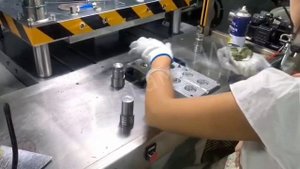 восковой пресс в работе (2-х позиционный)