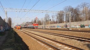 электричка и пассажирский, ЭД4М-0226 и ЧС7-005 с поездом №375 Воркута-Москва