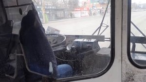 Водитель курит в кабине троллейбуса во время перевозки пассажиров