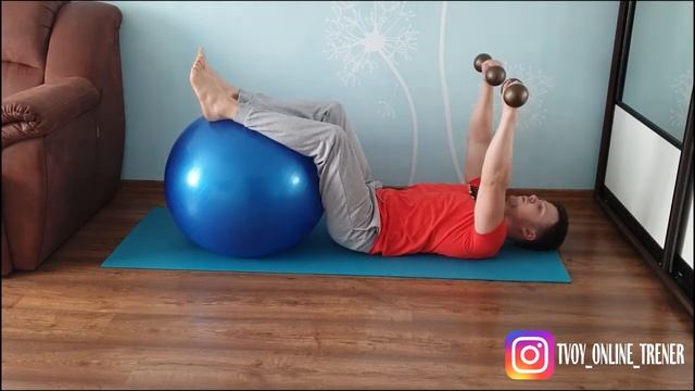 Жим гантелей (опора на фитбол) смотреть онлайн