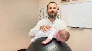 Упражнения на фитболе (на мяче) для малышей.