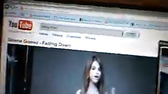 Ep. 4 Selena Gomez and the Jo Bros (BUZZING INTENDED) смотреть онлайн