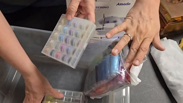 Unboxing Auction Wars - Heather Vs. Amy! Who will Win this fight? смотреть онлайн