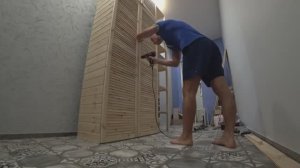 ПАРЕНЬ СДЕЛАЛ СВОИМИ РУКАМИ ДЕРЕВЯННЫЙ ШКАФ.  Весь процесс сборки шкафа с полками и стеллажом.