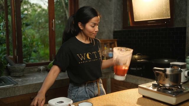 THE ULTIMATE SRIRACHA HOT SAUCE RECIPE - Full cooking tutorial | World of Thai Food