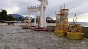 Алушта 26.12.2024 море штормит 🌊 центральную набережную продолжают украшать