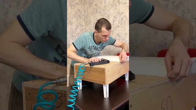 Пуфик с полосами Белый кожзам ножки и сусальное золото #chester #своимируками #творчество #diy