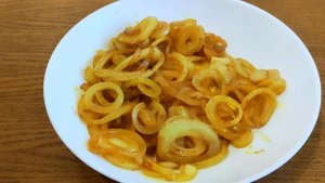 КУРИНАЯ ПЕЧЕНЬ С КАРАМЕЛИЗИРОВАННЫМИ ЯБЛОКАМИ