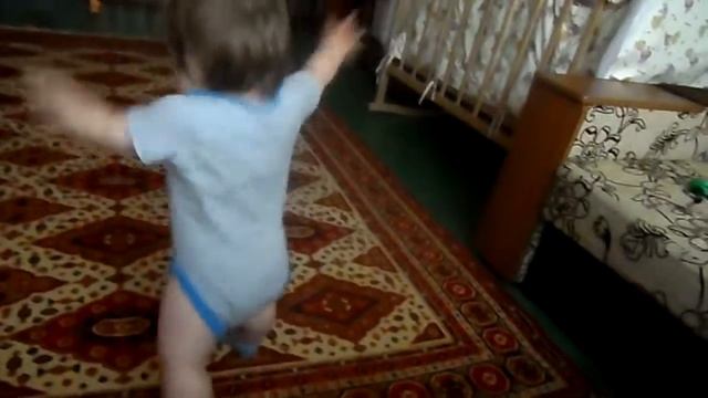 Владка-шоколадка учится танцевать (1 год 1 неделя)