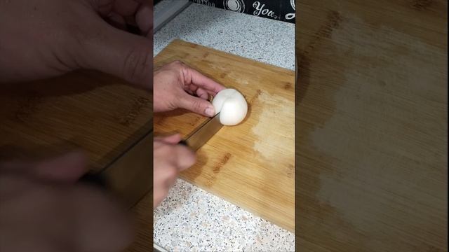 Идея для ужина курица с луком и пшеничная каша.