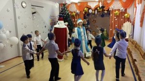 Елена Фищукова. хоровод У Дедушки Мороза горячая пора. дети 6 лет.mp4