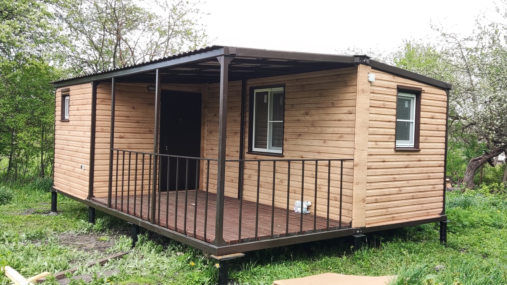 Дачный домик модульный с верандой блок контейнер вагончик металлический 4.80х7 м с утеплением 100мм смотреть онлайн