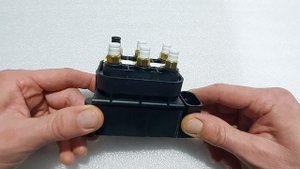 Блок клапанов пневмоподвески Мерседес W212, W164, X164...