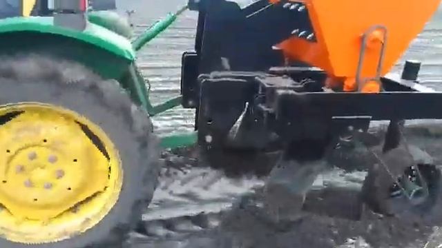 Глубокорыхлитель с подкормщиком в саду смотреть онлайн