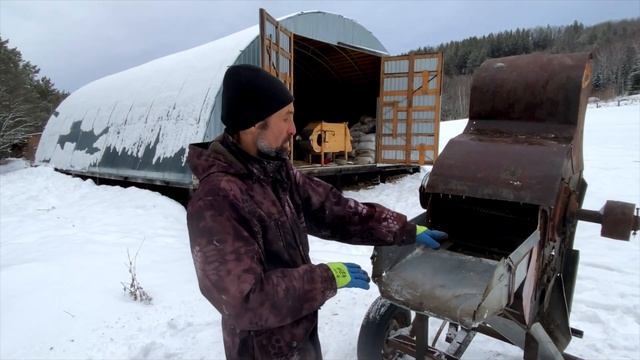 Ещё одна сельхоз приспособа, молотилка.