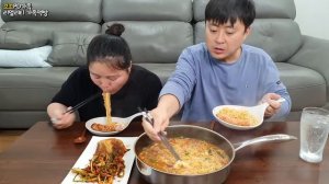 🌧비오는날🔥얼큰한 소시지 국수라면 만들어서 파김치랑 후루룩 먹방😋ㅣSpicy Sausage Ramyun with KimchiㅣMUKBANGㅣEATING SHOW