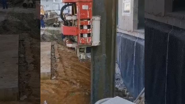 Работает Вибропогружатель OVR 70 SG. Аренда СПЕЦТЕХНИКИ по тел. +7 (985) 185-77-77