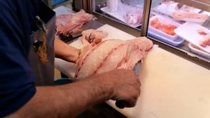 Японская уличная еда - Гигантская красная рыба чинэман Морепродукты Окинавы Япония