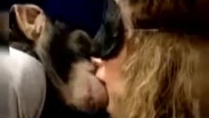 Поцеловалась с ...