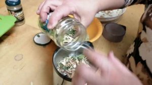 Зернодробилка.
Готовим корм для суточных перепелов.