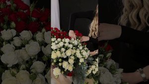 Сорта роз Ред Дайменшн, Беларусь и Аваланж в композиции от Кристины Бзасежевой.