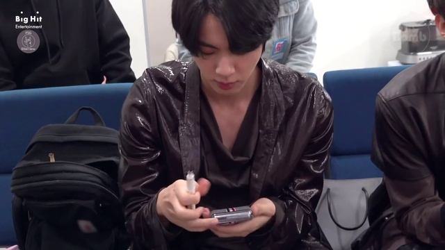 BANGTAN_BOMB_Что написано на вещах Джина и ЧонГука?