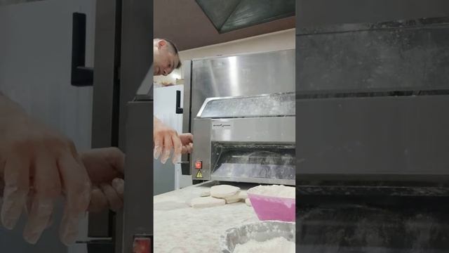 РАСКАТЫВАЮ ТЕСТО. Подготовка к работе #2023 #пекарня #пекарь #слоеноетесто #крым #хачапури #2022