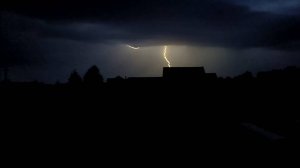 Осень. Гроза. За окном сверкают молнии, а в комнате тихо играет приятная музыка.