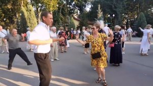ОЙ, СМЕРЕКО! ВЕСЁЛЫЕ ТАНЦЫ В ПАРКЕ ГОРЬКОГО ХАРЬКОВ СЧАСТЛИВЫЕ ДНИ