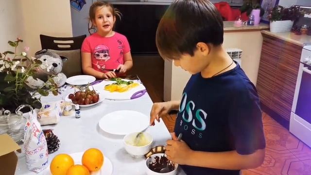 Фруктовая тарелка с шоколадом