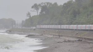 пассажирские поезда и бушующее море около непривычно мокрой пл. Солоники Скв