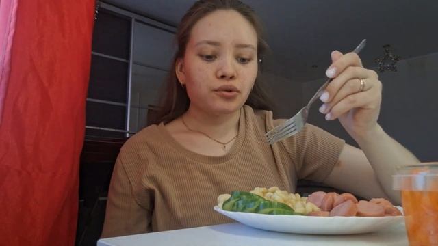МУКБАНГ МАКАРОНЫ С СОСИСКАМИ 🍝 ОГУРЕЦ🥒МОРКОВЬ ПО-КОРЕЙСКИ 🥕 РАССКАЗЫВАЮ КАК НАШИ ДЕЛА🙃🤪