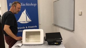 Raymarine Axiom+ 9 / Axiom+ 12 in einer Steuerrad Konsole von Busse Yachtshop