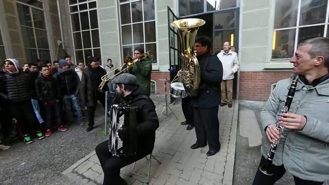 Mishkalè - La musica Klezmer nel cortile e per i corridoi dell'Istituto Avogadro смотреть онлайн