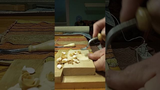 Процесс резьбы по дереву.