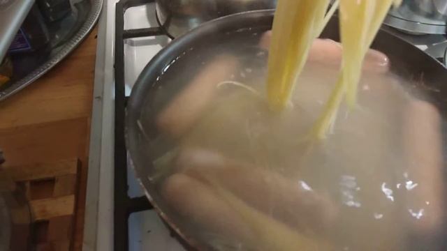 Хозяйкам на заметку варим макароны с сосисками