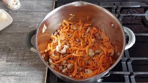 Капуста тушеная со свининой. Невероятно вкусное и сытное блюдо.