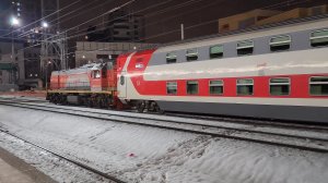 бодро бежит ТЭМ18ДМ-1807 с составом двухэтажных и прибывающая Иволга 4.0 ЭГЭ2Тв-028