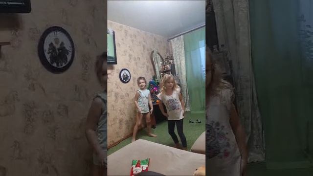 дети танцуют