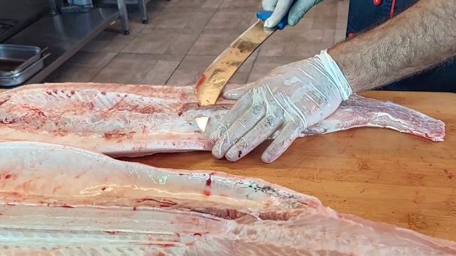 Разделка белугу Beluga balığının təmizlənməsi смотреть онлайн