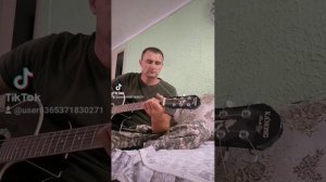 На столе стоит бокал