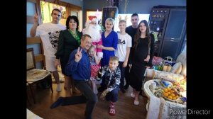 возле ёлочки идем