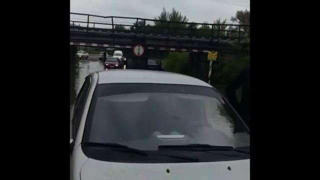 Автомобилисты теряют госномера в лужах на улицах Костаная